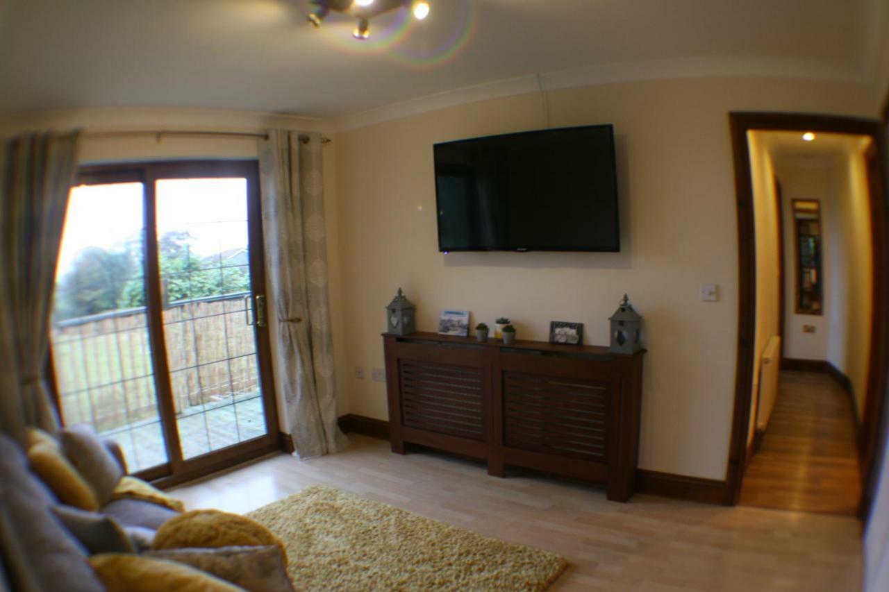 Hooters Apartment Ev Point Уэйдбридж Экстерьер фото